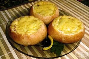 Омлет с шунка, домати и кашкавал в хлебче