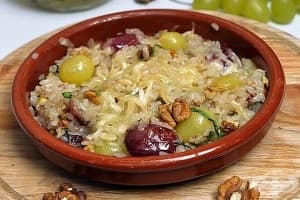 Сладък ориз с грозде, орехи и козе сирене