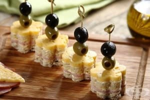 Парти хапки от хляб, шунка, кашкавал и маслини
