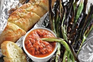 Пресен чесън на жар със сос от печени зеленчуци и франзела с масло