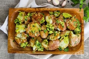 Печени картофи със сос от авокадо и чесън