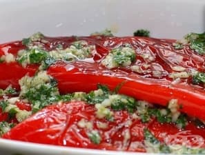 Пържени чушки с чесън и магданоз
