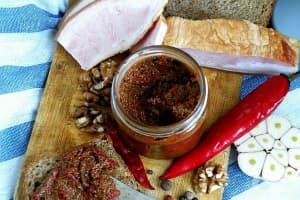 Пикантна паста от чушки с орехи, чесън и къри