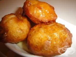 Гръцки понички лукумадес с мед, орехи и канела