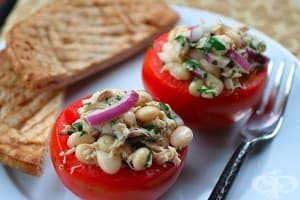 Пълнени домати с боб и риба тон