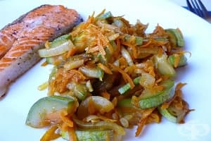 Пържени тиквички с лук и моркови