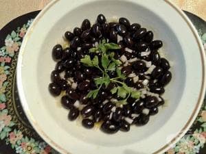 Салата от маслини и лук