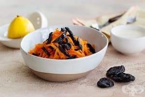 Салата от пресни моркови и сушени сини сливи и медено-лимонов сос