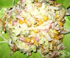 Салата от прясно зеле с шунка, царевица и крутони