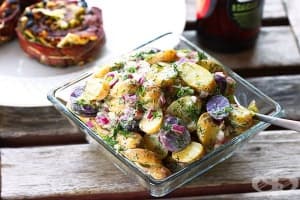 Салата от картофи с червен лук и заквасена сметана