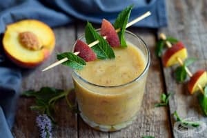 Смути от праскови с кисело мляко и банан