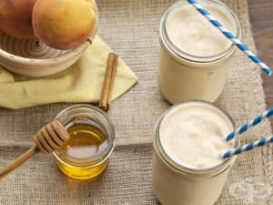 Смути от праскови с мляко, мед и канела
