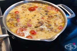 Супа от топено сирене с бекон, печурки и домати