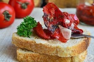 Сушени домати с чесън и подправки в микровълнова
