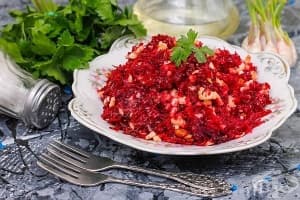 Салата от цвекло с чесън и орехи