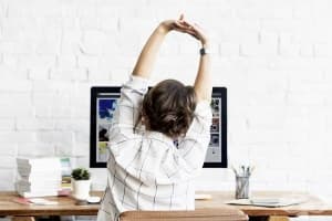Предотвратете схващането с 6 лесни офис упражнения