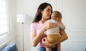 Какви техники и съвети да спазваме при оригване на бебето