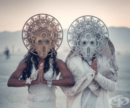 Най-сюрреалистичната сватба на годината се проведе по време на фестивала Burning Man 2018 - изображение