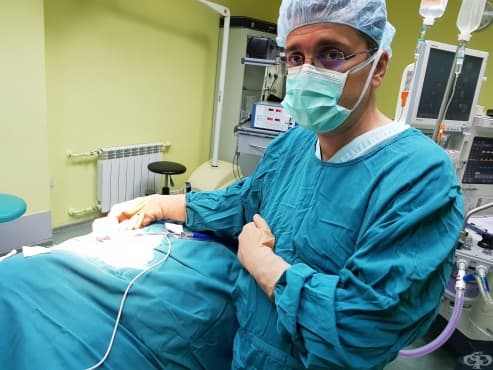 Смяна на батерията на устройство за дълбока мозъчна стимулация (ДМС), кадри от УМБАЛ „Св. Иван Рилски“ - изображение