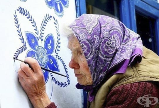 90 - годишна баба рисува по сградите в чешко градче - изображение