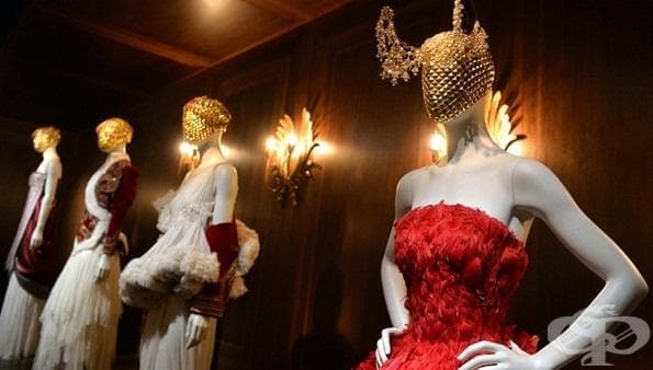 Странната и зашеметяваща мода на прочутия дизайнер Александър Маккуин - изображение