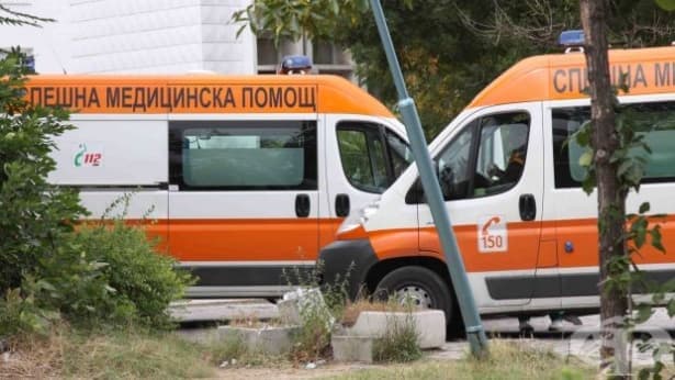 Бебе на 9 месеца бе изоставено от майка си само в кола повече от половин час - изображение