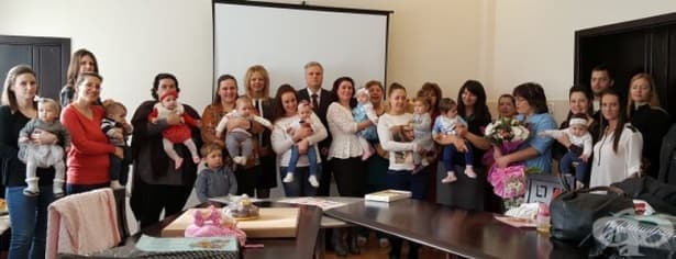 Бебетата-победители във фотоконкурса на МБАЛ - Сливен получиха своите награди - изображение