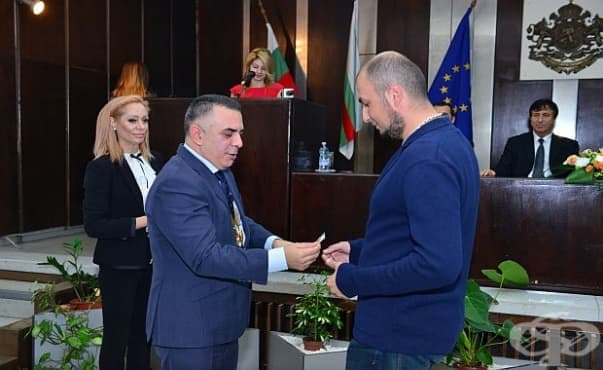 Кметът на Сливен награди медици от две болници за проявен професионализъм - изображение