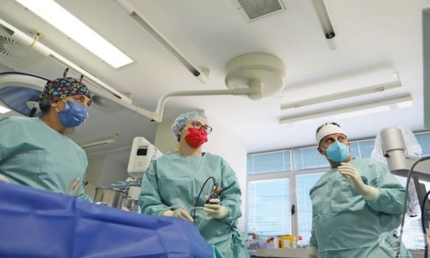 Лекари от ВМА извършват рядка операция на бебе с вродена малформация - изображение