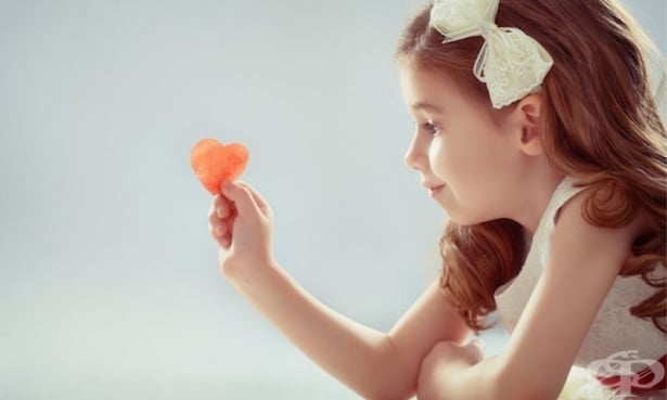Доц. Кратунков от УМБАЛ „Чирков“ имплантира оклудер на 5-годишно момиче с вродена сърдечна малформация - изображение