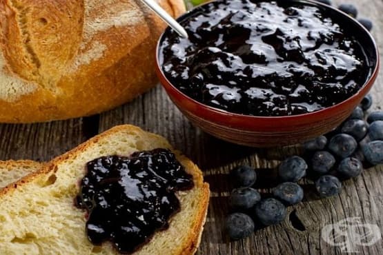 Сладко от черни боровинки с мед и ром - изображение