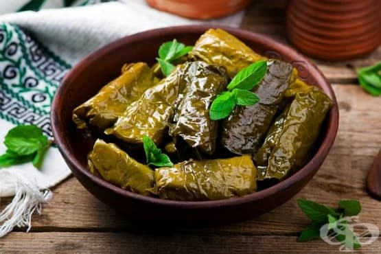 Постни лозови сарми с ориз, лук и магданоз - изображение