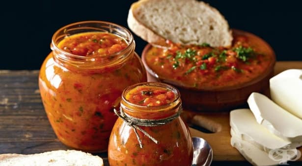 Бърза лютеница с пържени чушки, чесън и магданоз - изображение