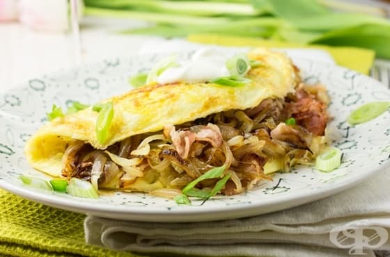 Картофен омлет с карамелизиран лук и бекон - изображение