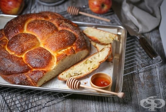 Козуначена плетена пита с ябълки и мед - изображение