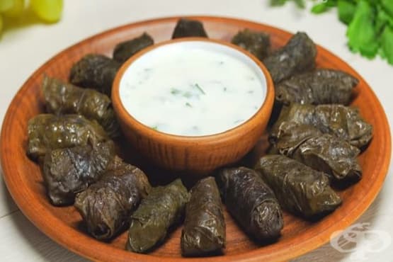 Лозови сарми с агнешка кайма, ориз и чеснов сос - изображение