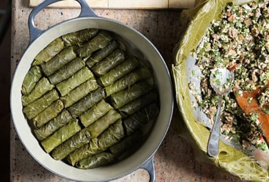 Лозови сарми с ядки, кълцано месо и булгур - изображение