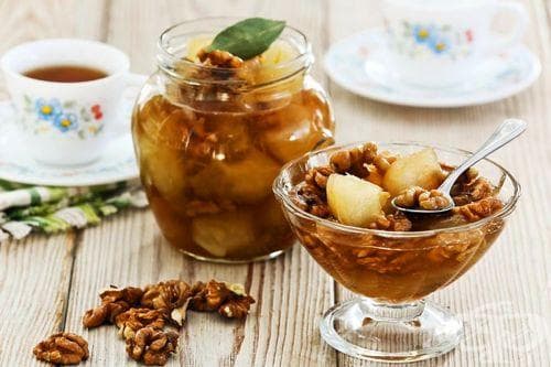 Сладко от ябълки с орехи и коняк - изображение
