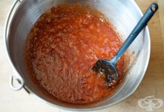 Направете си лесна маска за сияйна кожа от кайсии, ягоди и домат - изображение