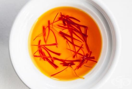 Направете си маска за сияйна кожа от шафран, мляко, захар и кокосово масло - изображение