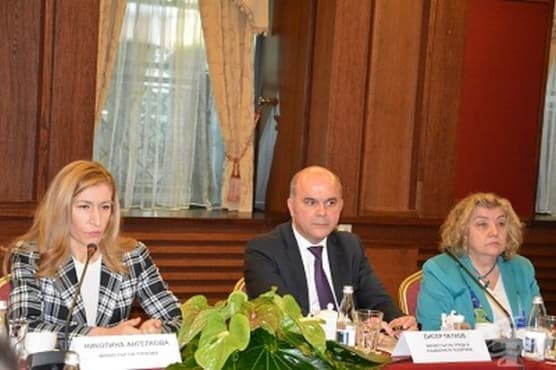 Бисер Петков и Николина Ангелкова представиха възможностите за обучение в туристическия бранш - изображение