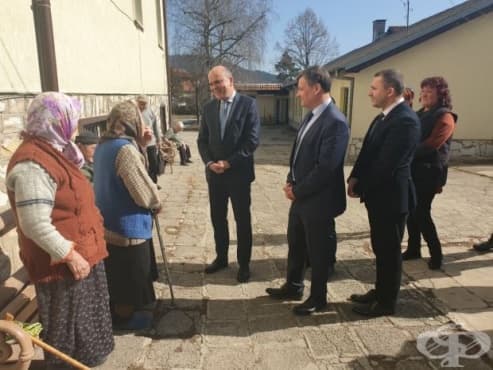 Качеството на услугите в домовете за възрастни ще става все по-добро, обеща социалният министър - изображение